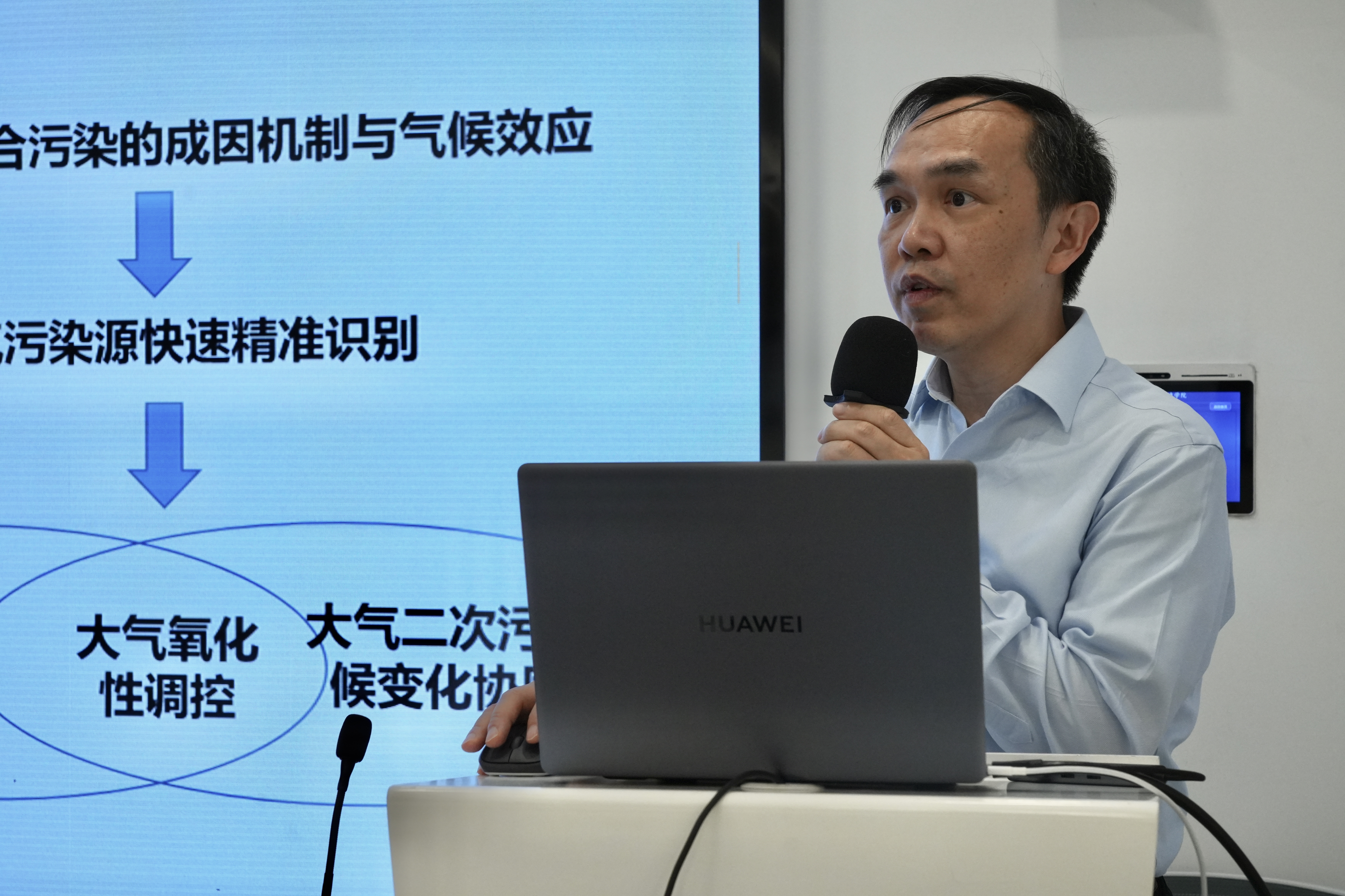 图4 秦华鹏介绍环境与能源杏吧原创
学科与人才培养情况.jpg
