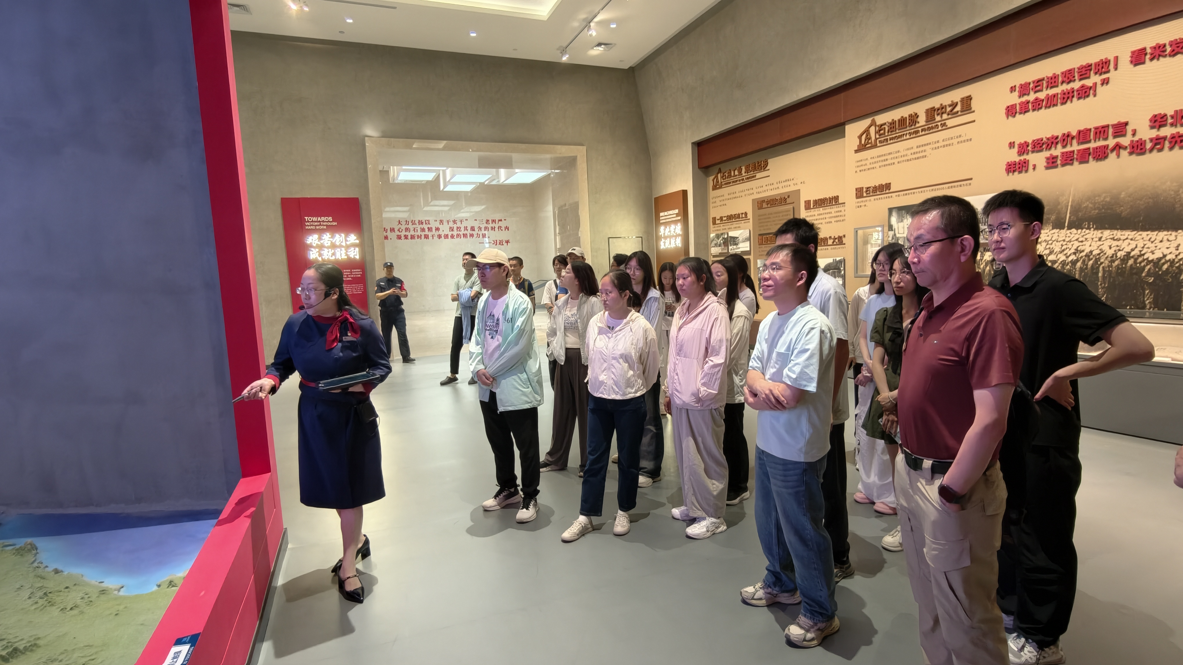 图16 东营胜利油田科技展览馆考察.jpg 图16 东营胜利油田科技展览馆考察.jpg